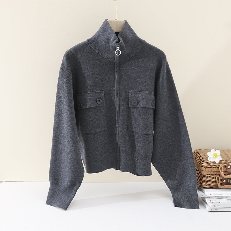 Damen Kurze strukturierte Strickjacke mit Stehkragen, Metallreißverschluss & Brusttaschen Drune