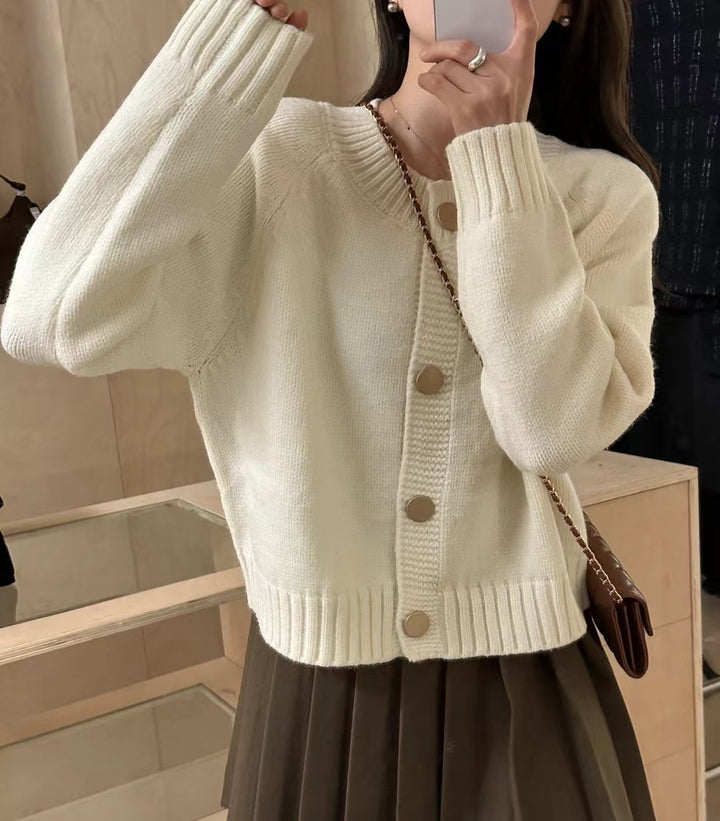 Damen Strickjacke mit Rundhalsausschnitt und dekorativen Knöpfen Drune