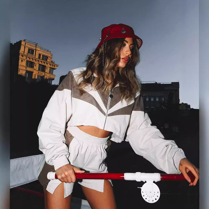 Damen sportliches Freizeit-Outfit mit cropped Oberteil und sportlicher Jacke Drune