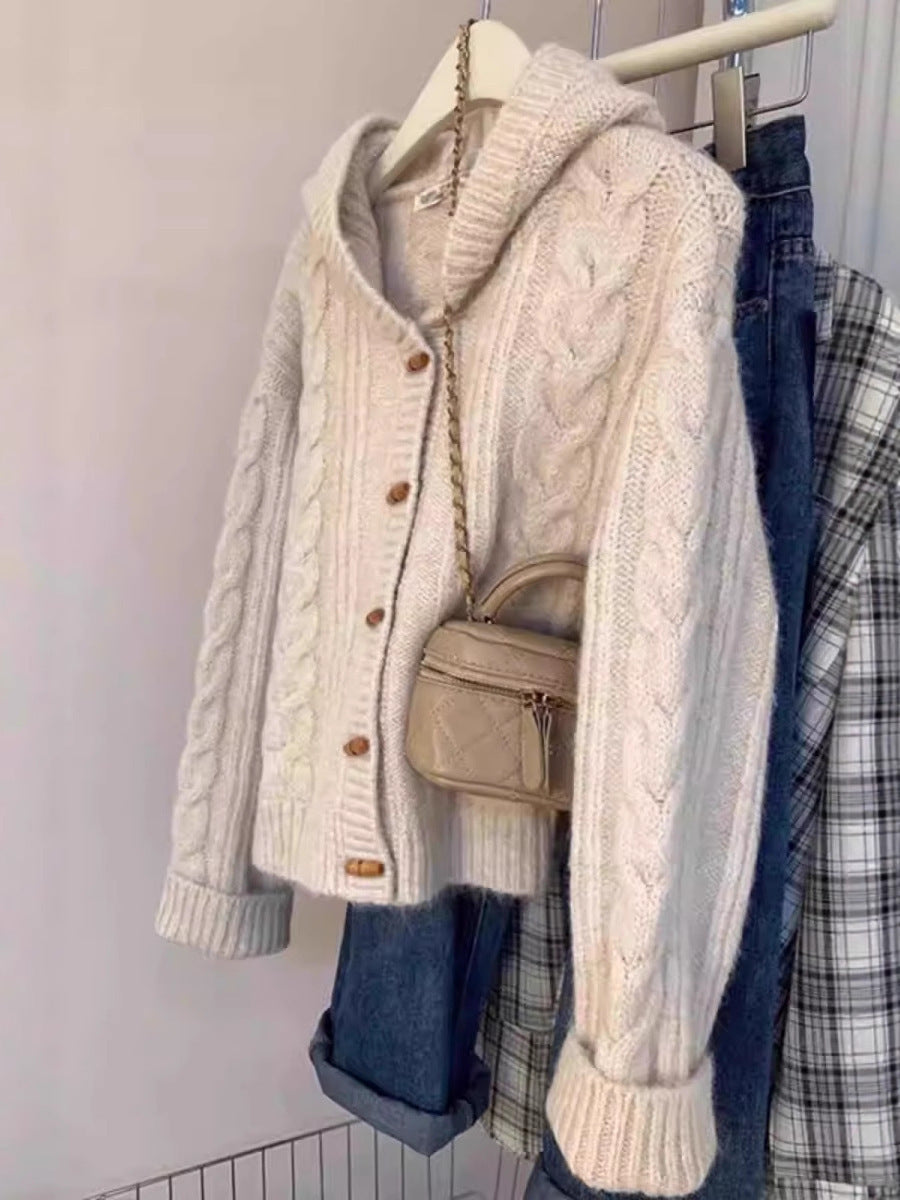 Damen Kapuzen-Strickjacke mit Zopfstrick, Holzknopfleiste und kastiger Silhouette Drune