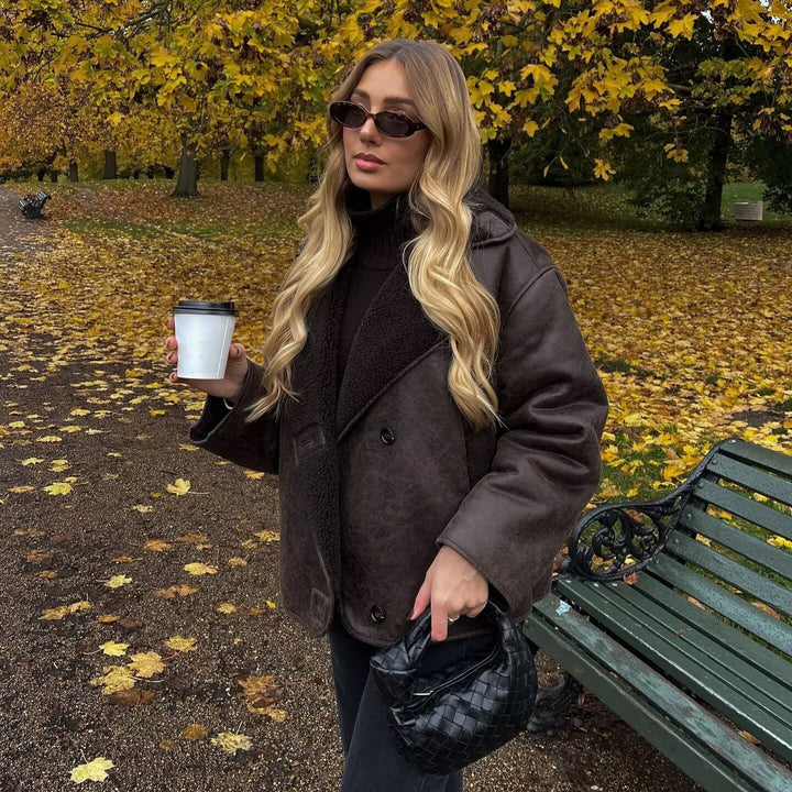 Damen Kastenförmige Kurzjacke aus Velourslederimitat mit Teddykragen und verdeckter Knopfleiste Drune