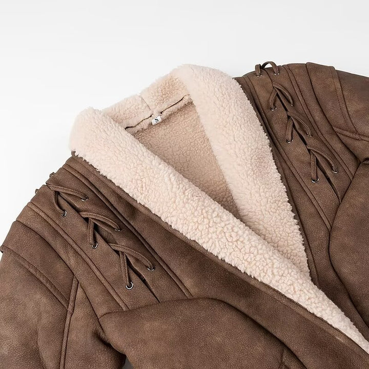 Damen nan kurze Bikerjacke in Lammfelloptik mit Schalkragen, Bindegürtel und Zierkordeln Drune