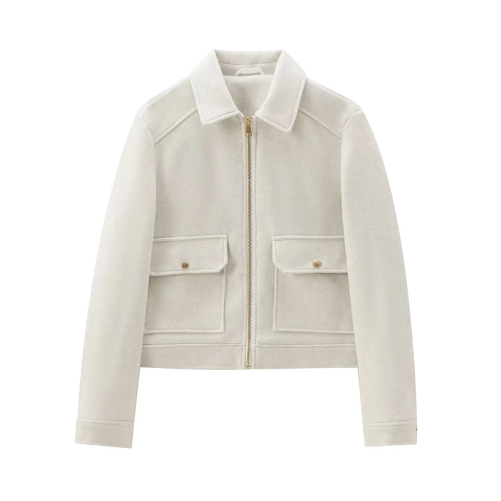 Damen 40+ kurze Woll‑Blousonjacke mit goldfarbenem Reißverschluss und aufgesetzten Pattentaschen Drune