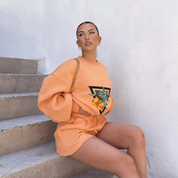 Damen nan Casual-Set aus Sweatshirt mit illustrativer Orangen-Stickerei und taillierten High-Waist-Shorts Drune