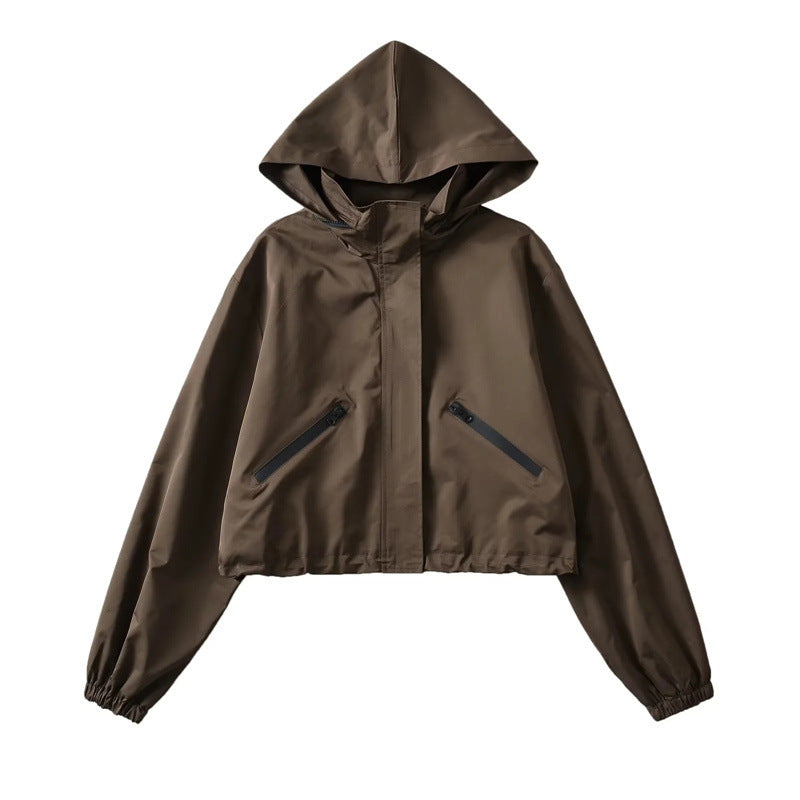 Damen Cropped Regenjacke mit Kapuze, wasserabweisender Tech‑Qualität und schrägen Reißverschlusstaschen Drune