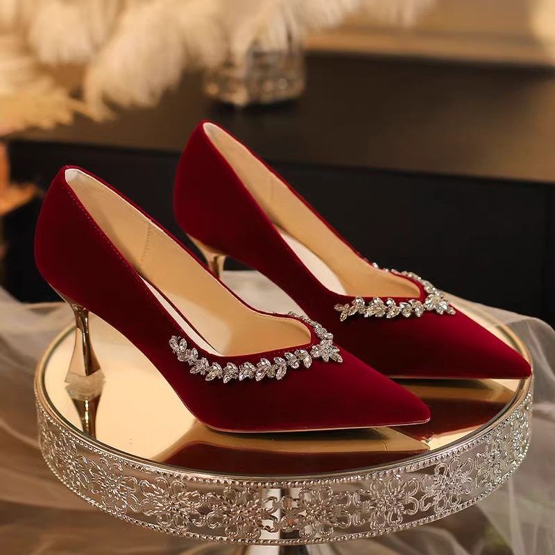 Damen Samt-Pumps mit spitzer Zehenpartie, funkelnder Kristallbordüre und sculpted Absatz Drune