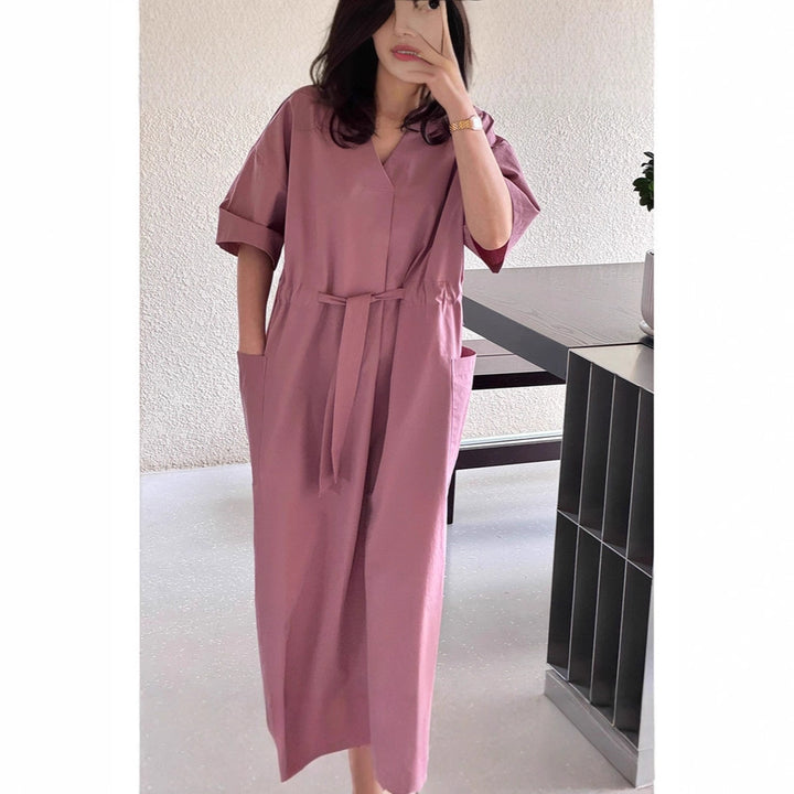Damen Langes Baumwoll-Popeline-Maxikleid mit V-Ausschnitt, Taillengürtel und aufgesetzten Taschen Drune