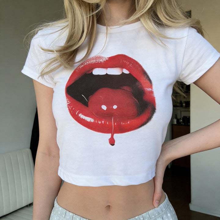 Damen cropped T-Shirt mit auffälligem Lippen-Print und modernen Schnittelementen Drune
