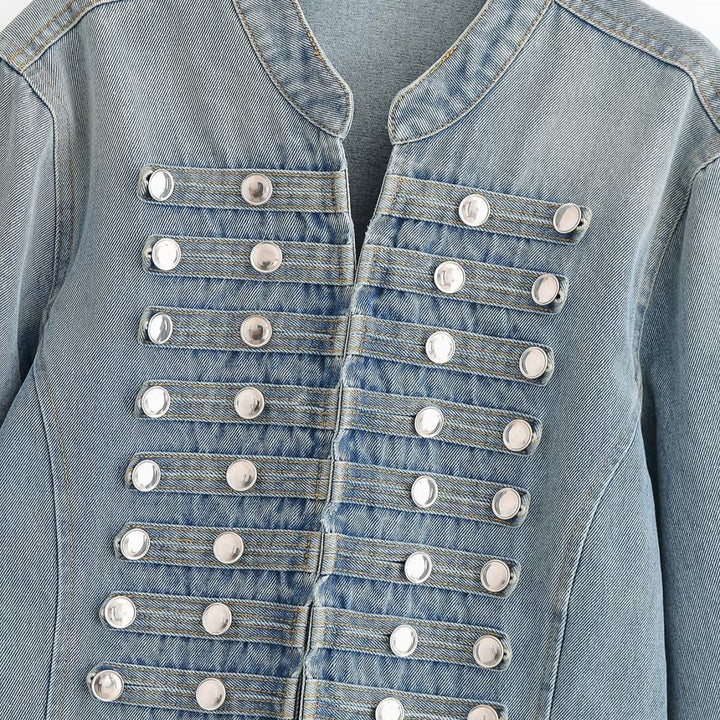 Damen Kurze Jeansjacke mit militärischer Paspelierung und dekorativen Metallknöpfen Drune