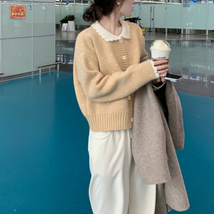 Damen Strickjacke mit Rüschenkragen und Knopfdetails Drune