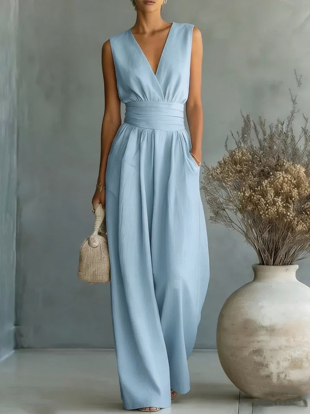 Drune | Eleganter Ärmelloser Jumpsuit mit Tiefem V-Ausschnitt, Taillenbund und Weitem Bein