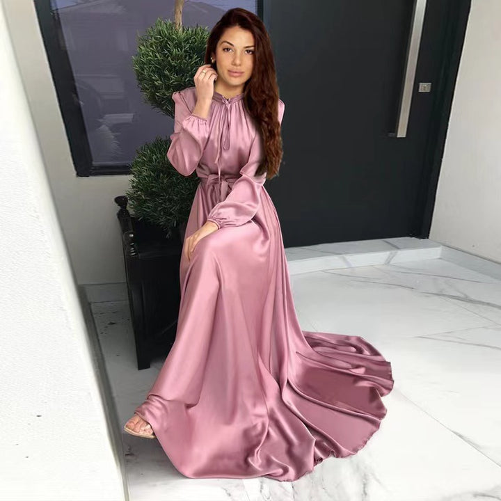 Damen Maxikleid aus fließendem Satin mit Stehkragen und Bindegürtel Drune
