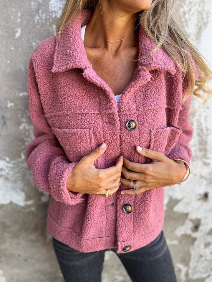 Damen nan Teddyjacke mit großem Reverskragen, durchgehender Knopfleiste und aufgesetzten Pattentaschen Drune