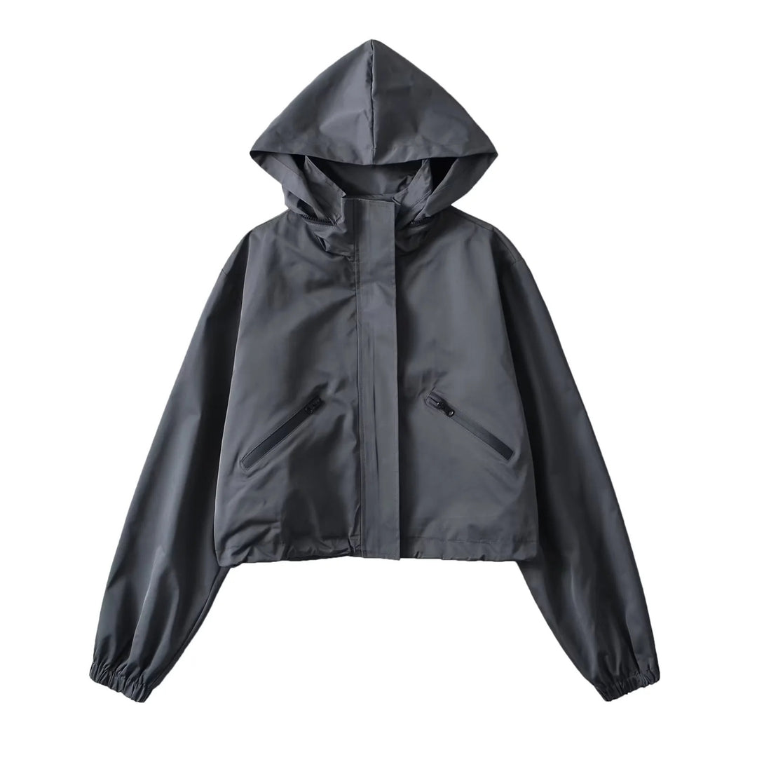 Damen Cropped Regenjacke mit Kapuze, wasserabweisender Tech‑Qualität und schrägen Reißverschlusstaschen Drune
