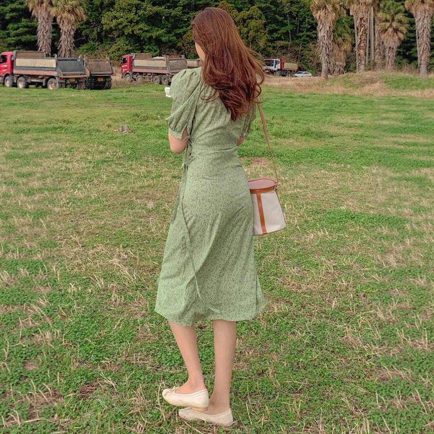 Damen Wickelkleid mit charmanten Puffärmeln und eleganten Knopfdetails Drune