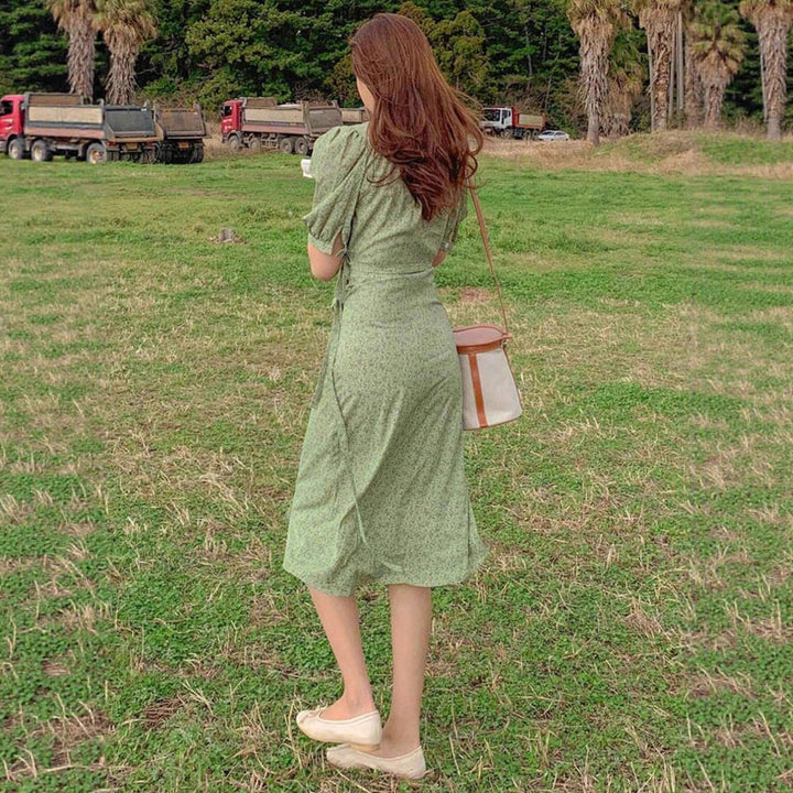 Damen Wickelkleid mit charmanten Puffärmeln und eleganten Knopfdetails Drune
