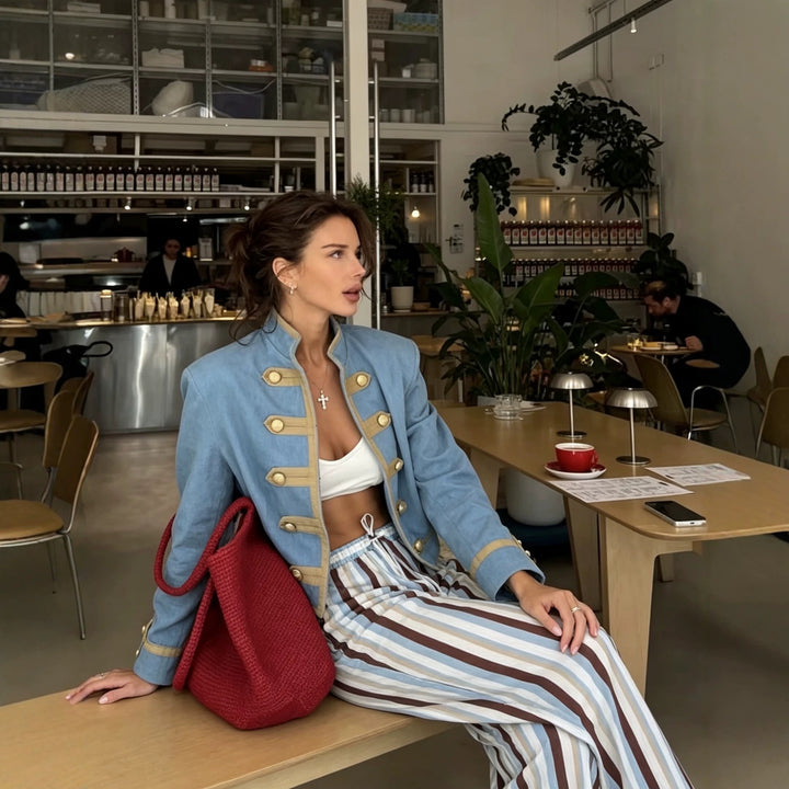 Damen Kurzblazer im Offiziersstil mit goldenen Zierleisten und Stehkragen Drune