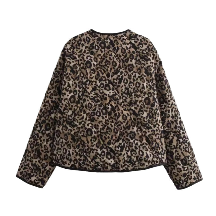Damen 60+ gesteppte Kurzblousonjacke im Animalprint mit Rundhals und aufgesetzten Taschen Drune