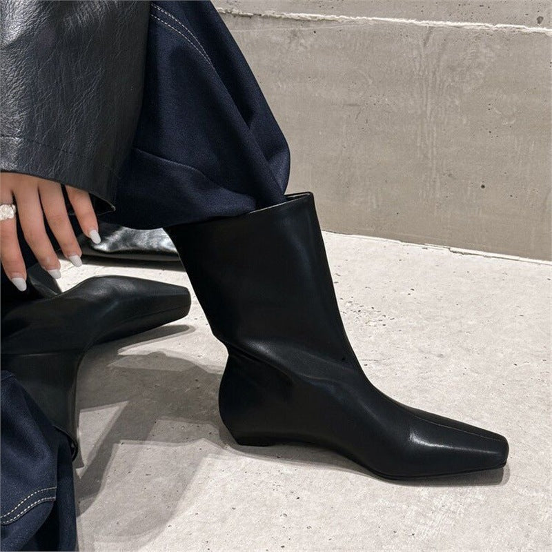 Damen halbhohe Veloursleder-Stiefel mit spitzer Zehenform und flacher Keilsohle Drune