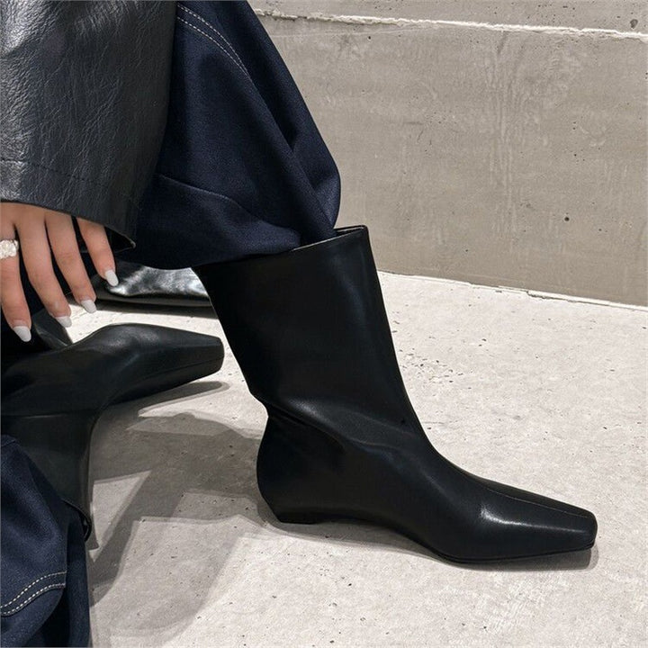 Damen halbhohe Veloursleder-Stiefel mit spitzer Zehenform und flacher Keilsohle Drune