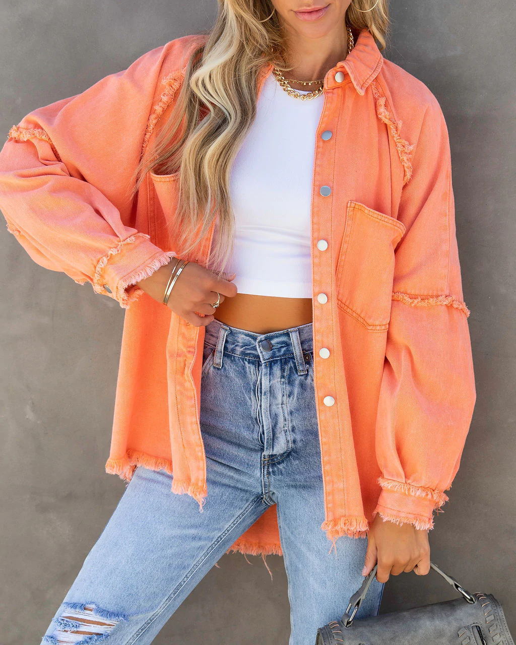 Damen nan oversized Hemdjacke im Used‑Look mit ausgefransten Kanten und aufgesetzten Pattentaschen Drune