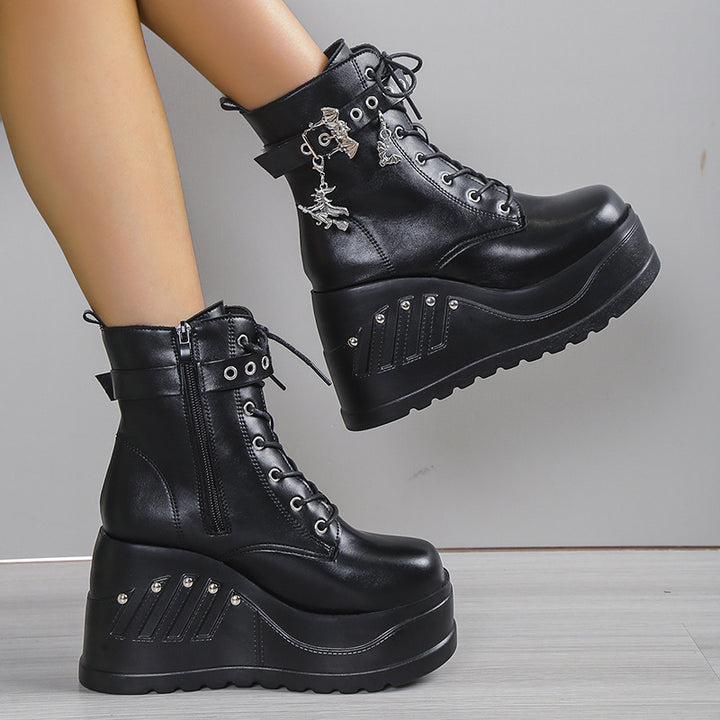 Damen nan Gothic Plateau-Stiefelette mit Schnürung, Ösenriemen und Anhänger-Details Drune