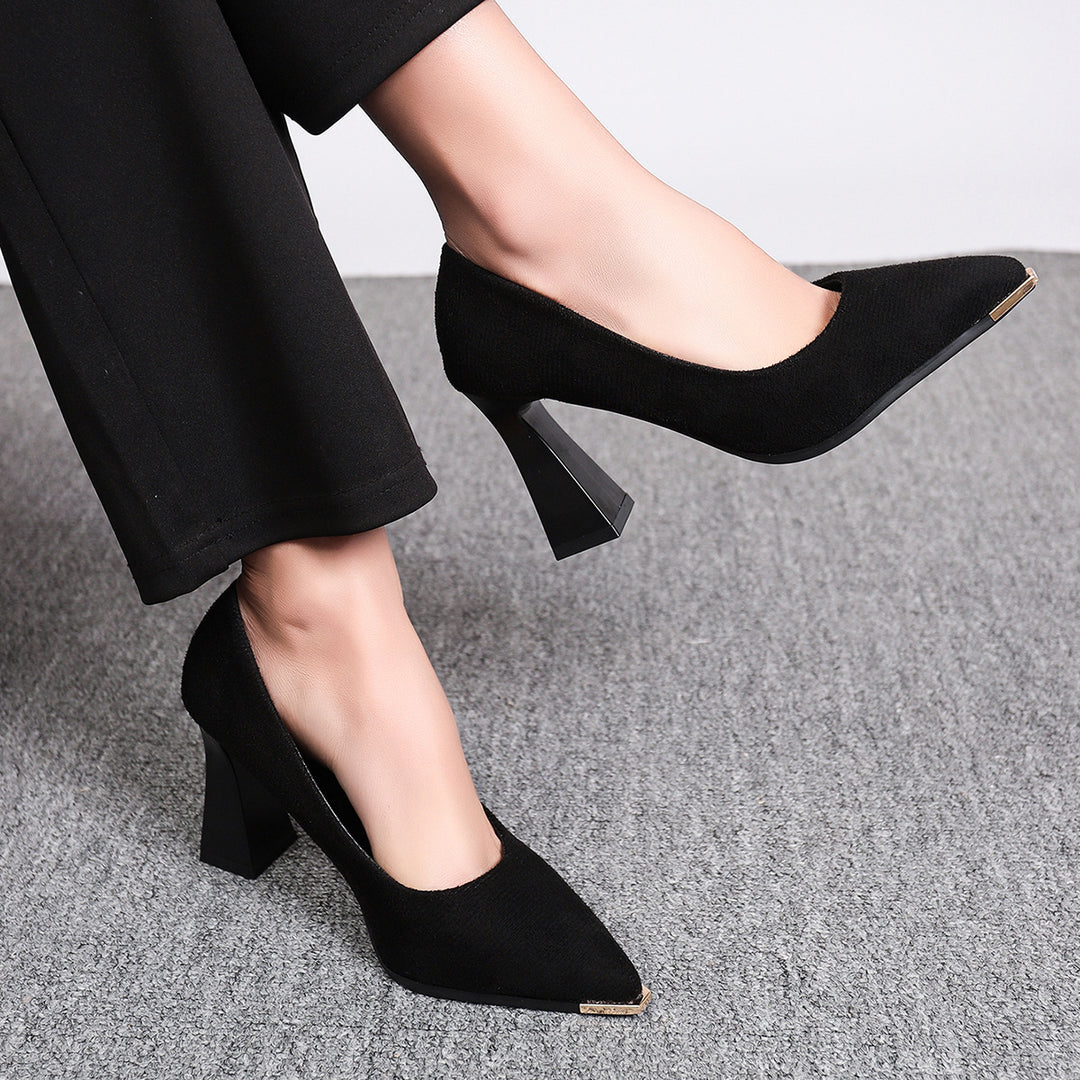Damen Elegante spitz zulaufende Pumps mit skulpturellem Blockabsatz und goldener Zehenkappe Drune