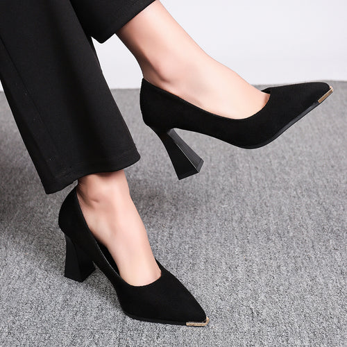 Damen Elegante spitz zulaufende Pumps mit skulpturellem Blockabsatz und goldener Zehenkappe Drune