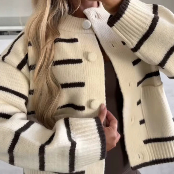 Damen Oversize Cropped‑Strickjacke im Blousonstil mit Kontraststreifen und großen Knöpfen Drune