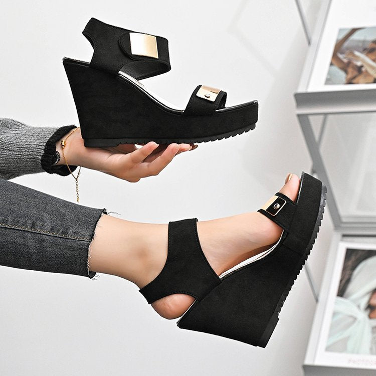 Damen nan Keilabsatz-Sandalette mit Plateau und metallischen Details Drune