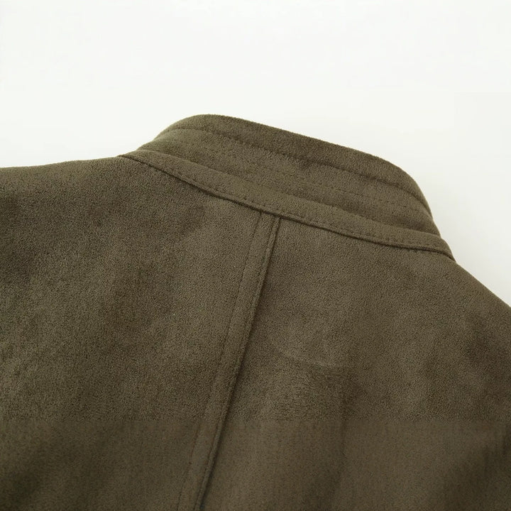 Damen Kurz geschnittene Wildlederjacke im Military‑Look mit Stehkragen und dekorativer Kordelfrosch‑Applikation Drune