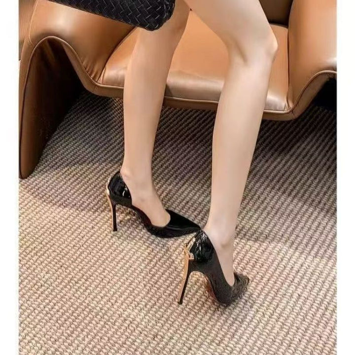 Damen Spitz zulaufende Lackpumps mit sculpted Stiletto-Absatz und Metall-Fersenornament Drune