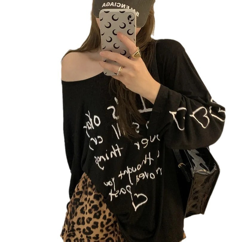 Damen lässiges Oversized-Oberteil mit off-Shoulder Design und künstlerischem Schriftzug Drune