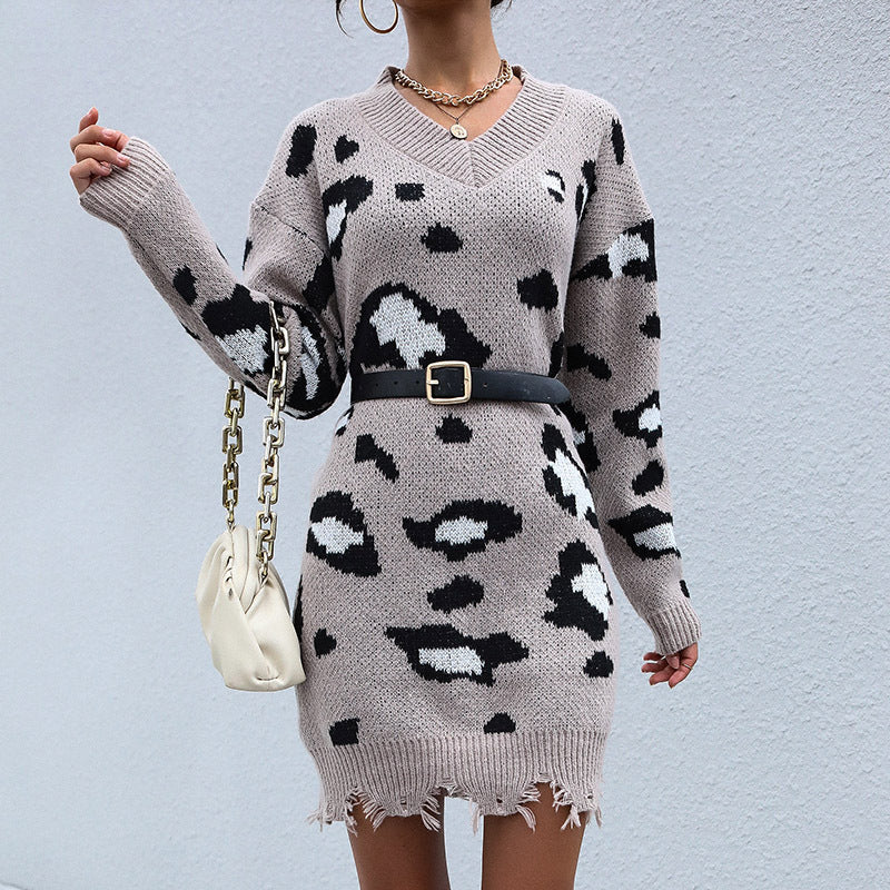 Damen Tailliertes Strickkleid mit V‑Ausschnitt, Fransenbund und Animal-Jacquard Drune