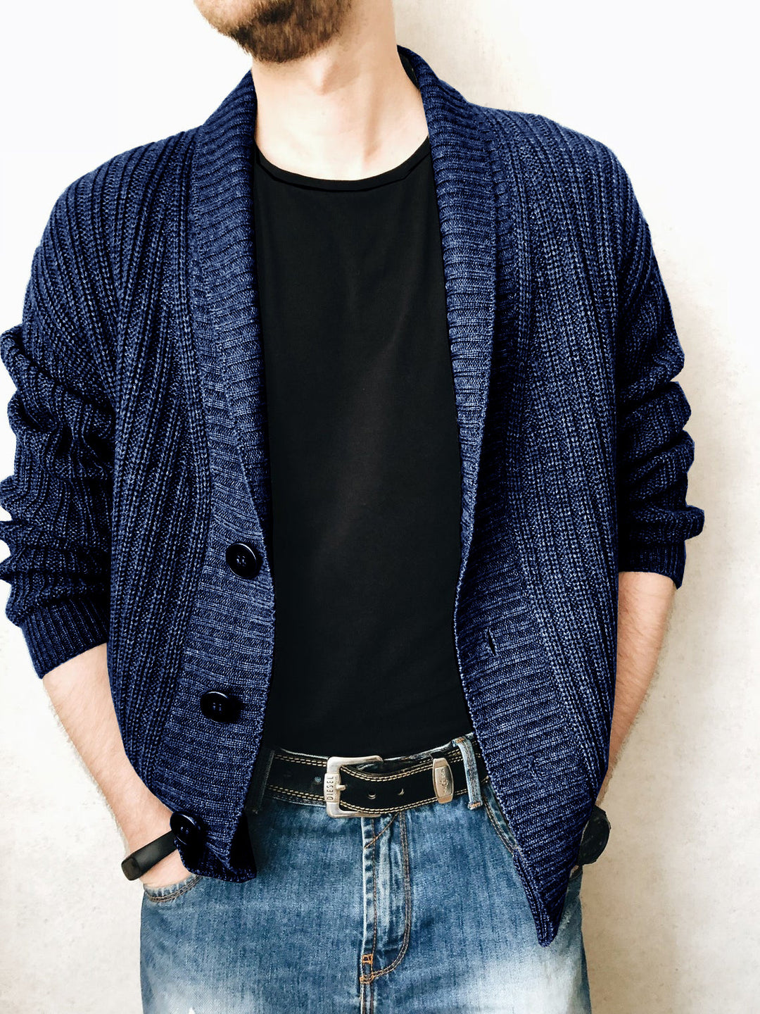 Herren Strickjacke mit tiefem Kragen Drune