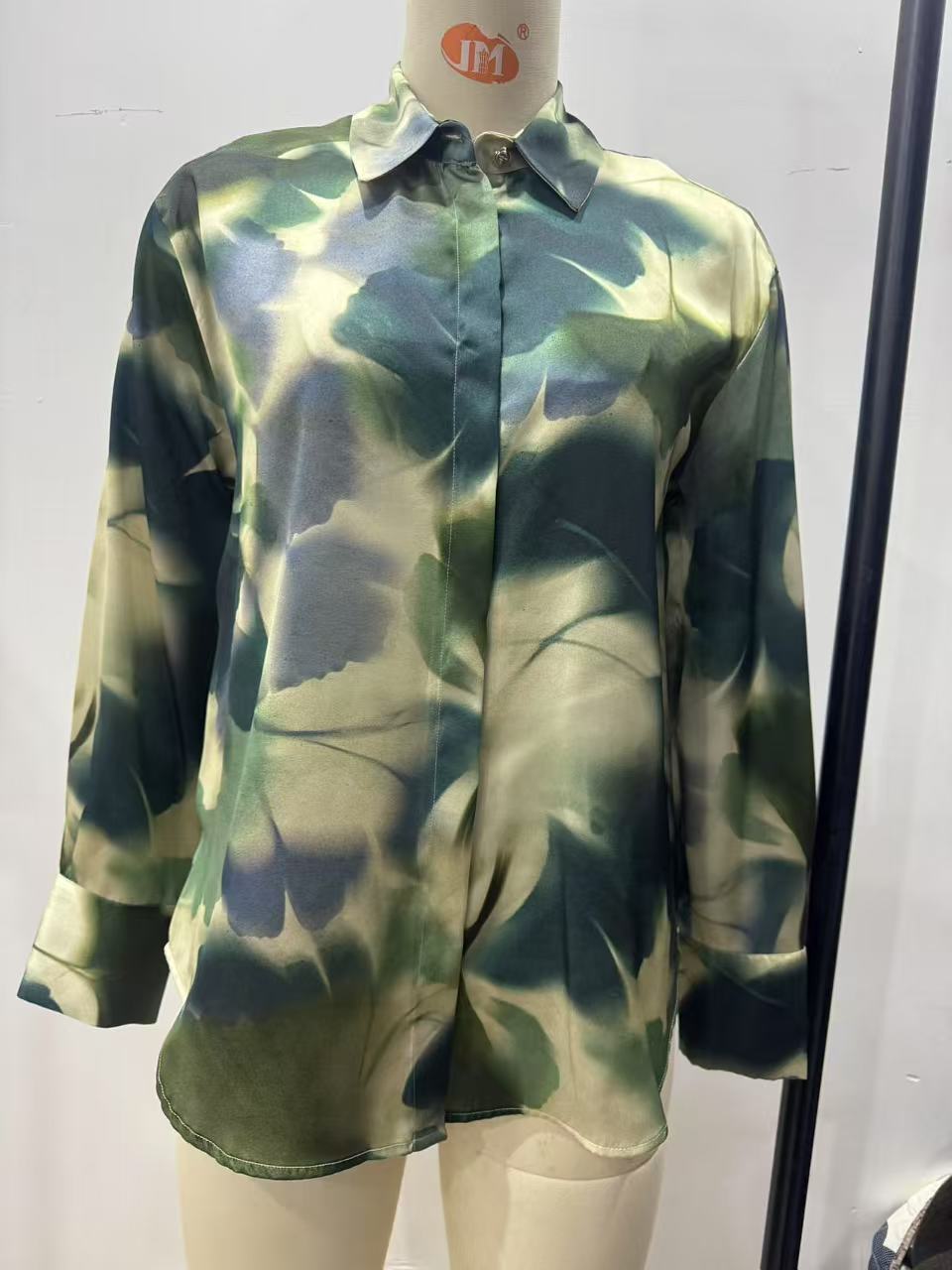 Damen nan seidenähnliche Hemdbluse mit verdeckter Knopfleiste und abstraktem Print Drune