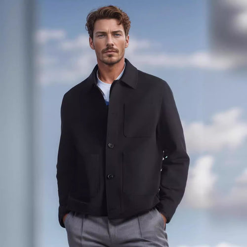 Herren Kurz‑Chorecoat mit Hemdkragen, aufgesetzten Taschen und minimalistischer Knopfleiste Drune