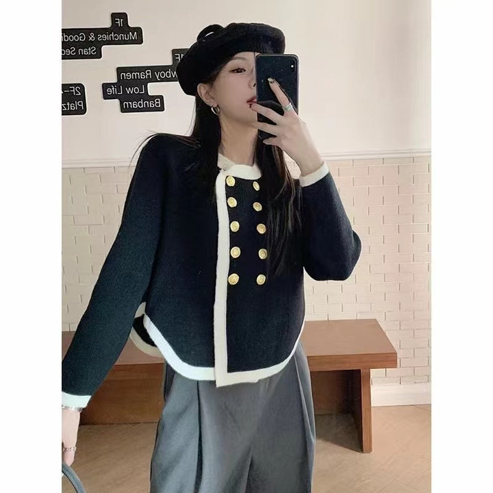 Damen elegante Strickjacke mit goldenen Knopfdetails und Kontrastbesatz Drune