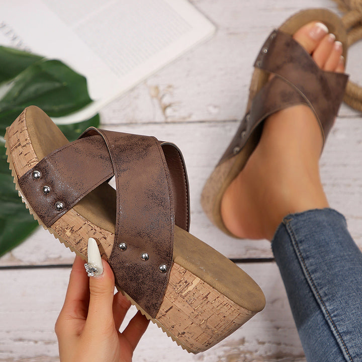 Damen nan Keilsandalette mit Fersenriemen, ergonomischem Fußbett, Korkoptik-Plateau und gepolstertem Zehenbereich Drune