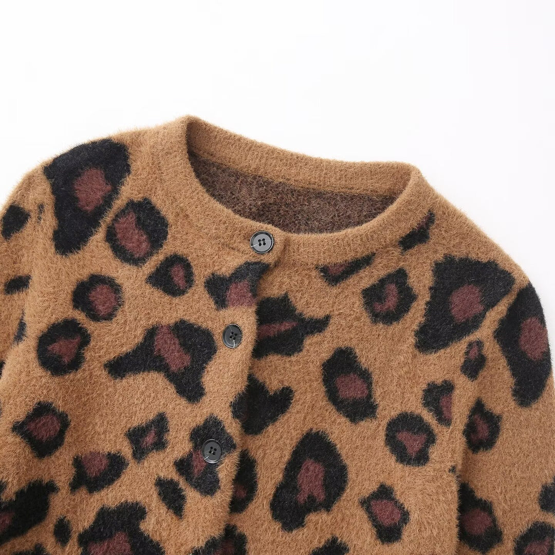 Damen Flauschige Strickjacke im Leo‑Print mit Rundhalsausschnitt und Knopfleiste Drune