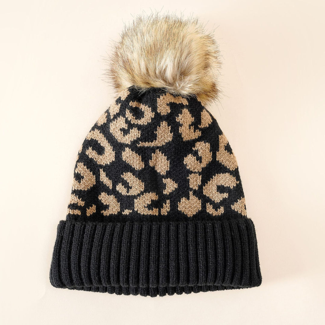 Damen Strickmütze mit elegantem Leopardenmuster und kuscheligem Kunstfellpompon Drune