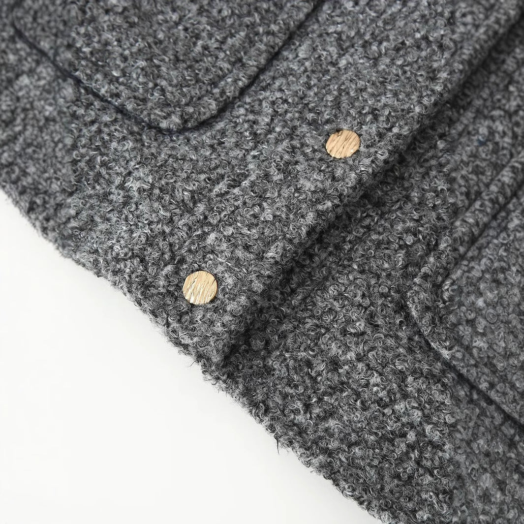 Damen nan kurz geschnittene Bouclé-Jacke mit cleanem Rundhalsausschnitt, aufgesetzten Fronttaschen und dezenten Metallknöpfen Drune