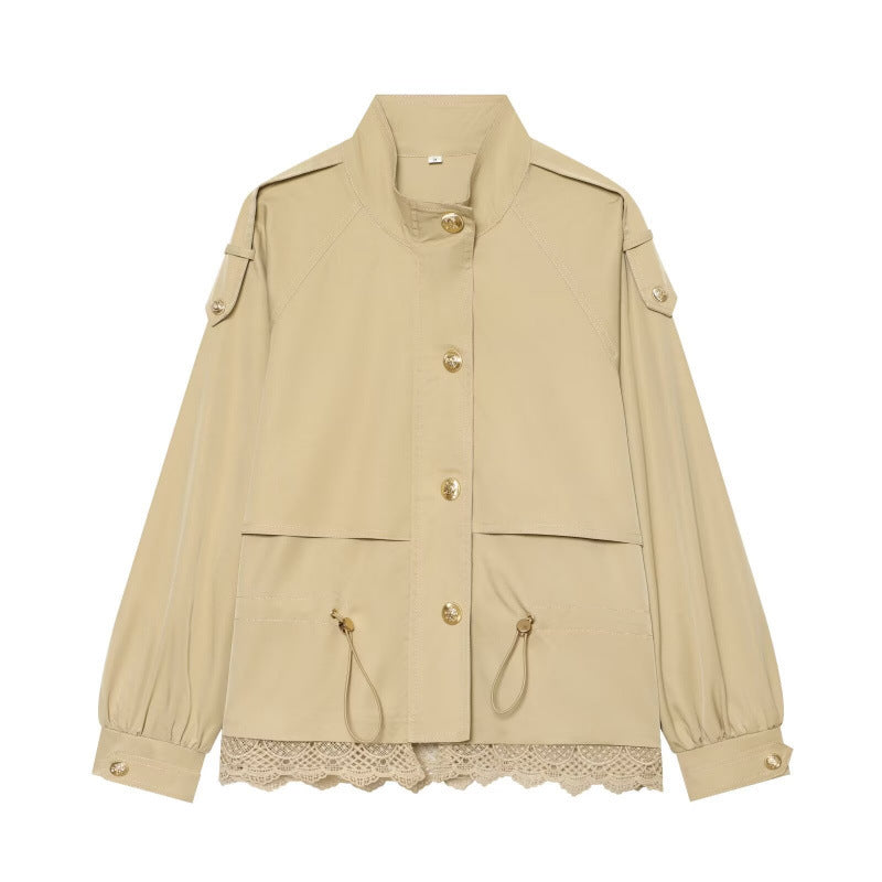 Damen 50+ taillierte Utility‑Blousonjacke mit Stehkragen, Kordelzugtaschen und Spitzenbesatz Drune