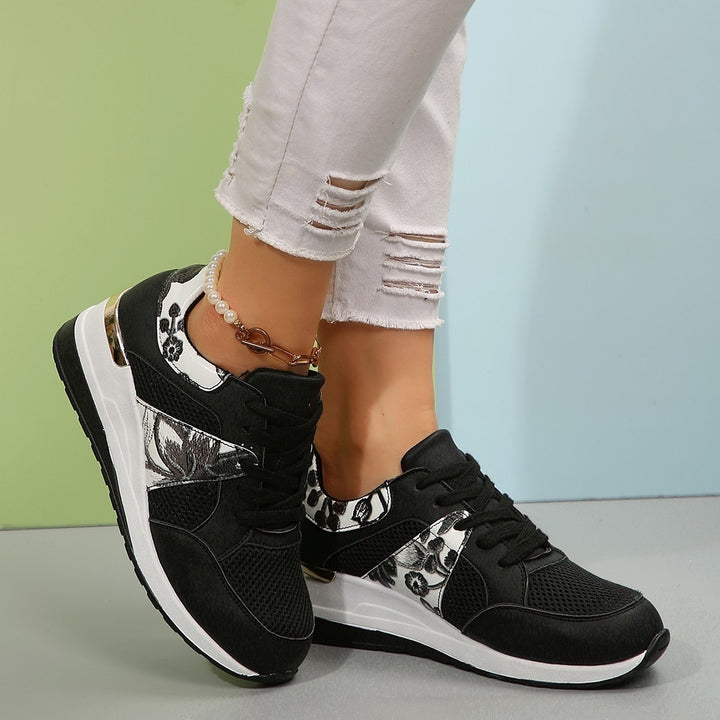 Damen Keil-Sneaker mit floraler Stickerei, Mesh-Einsätzen und Metallapplikation Drune