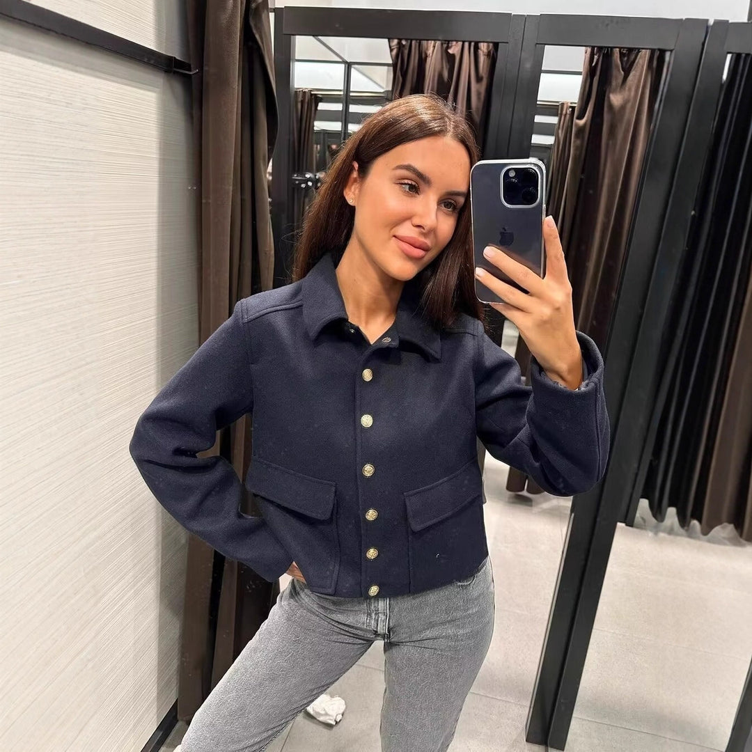 Damen Kurztaillierte Wolljacke mit Zierknöpfen und Pattentaschen Drune