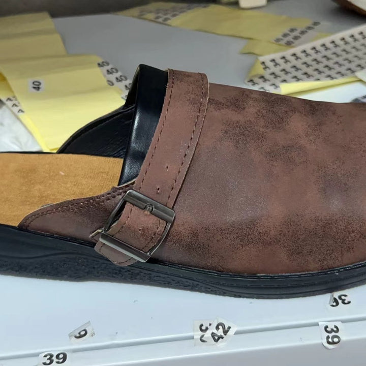 Herren Leder-Mule Clog mit verstellbarer Schnallenlasche und gepolstertem Komfortfußbett Drune