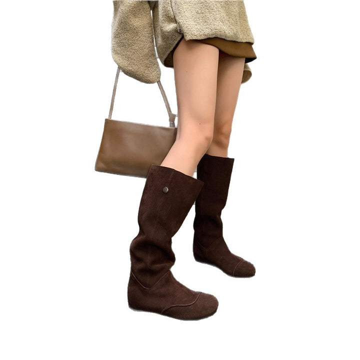 Damen Slouch‑Stiefel aus Velours mit entspannter Schaftform und flacher Komfortsohle Drune