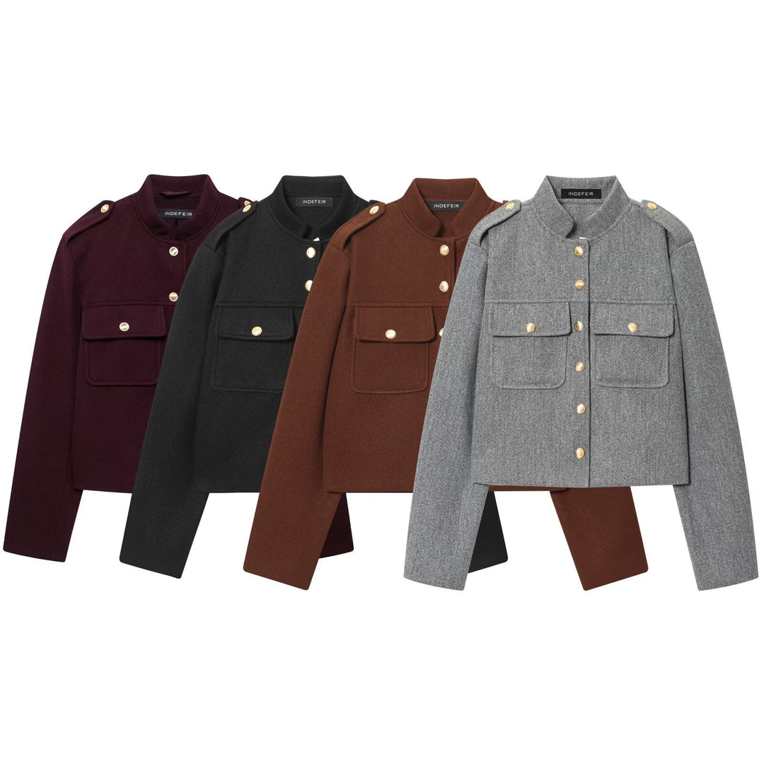 Damen Kurzgeschnittene Military‑Jacke mit Stehkragen, Pattentaschen und Zierknopfleiste Drune