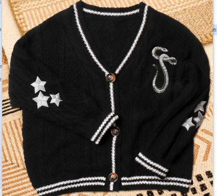 Damen nan gestrickte College-Cardigan mit Zopfmuster, V-Ausschnitt, kontraststreifen und gestickten Applikationen Drune