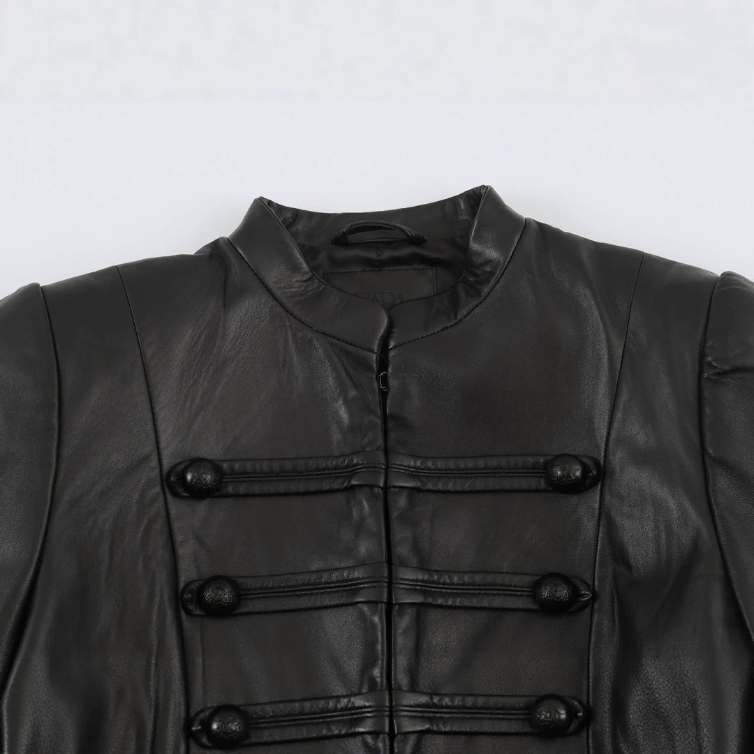 Damen Cropped-Lederoptik-Jacke im militärisch inspirierten Design mit Stehkragen und Zierdöbeln Drune